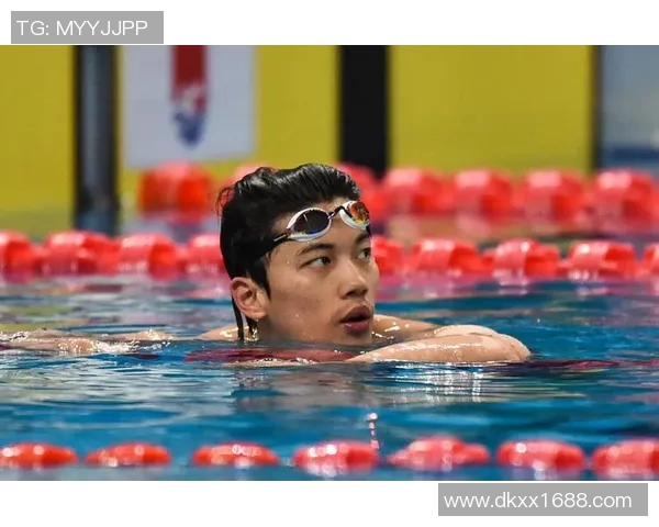 精彩激烈的游泳比赛瞬间，突破极限展现速度与力量的完美对决